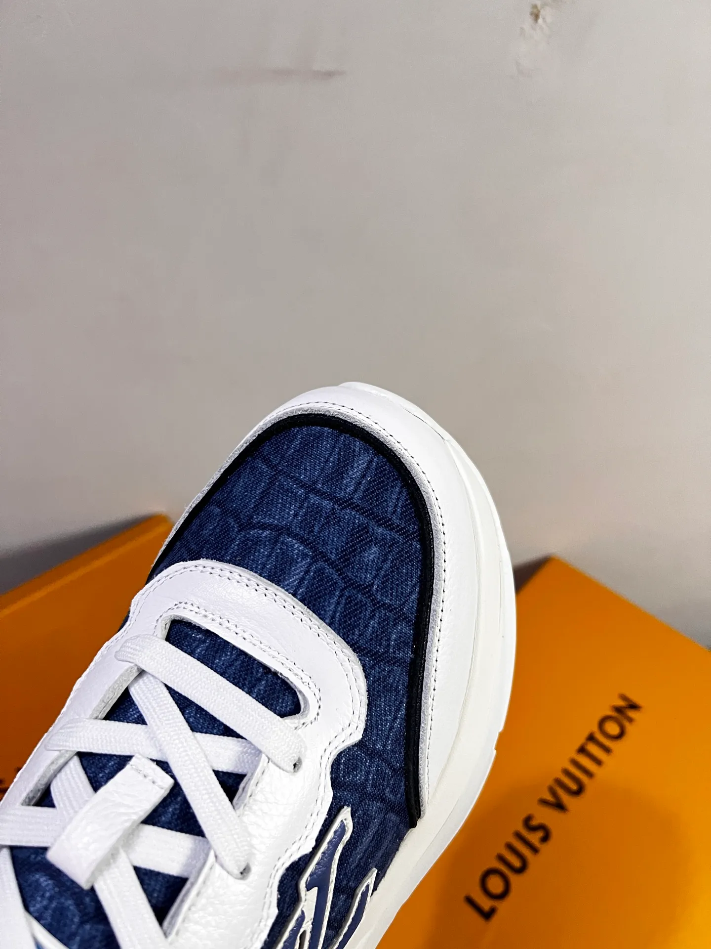 Factory price: 438💰LV men's classic casual sneakers. This sneaker is made of soft cow leather and has a classic logo. The classic logo shapes the elegant upper. The thick yet lightweight rubber outsole is embossed with the Louis Vuitton logo. The padded insole and technical lining once again upgrade the comfort experience. The calfskin lining imported from Italy is high-end and comfortable, and the original outsole is light and wear-resistant! Purely handmade, details determine quality! Size: 38-45, customized 45